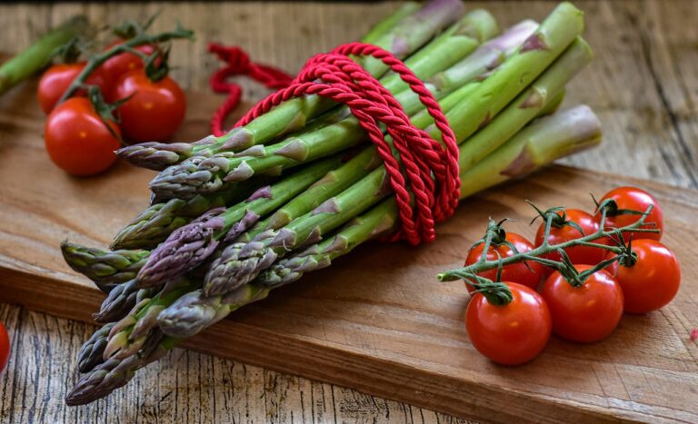 « C&rsquo;est une tuerie » : découvrez cette recette révolutionnaire de sauce par un chef renommé pour sublimer vos asperges comme jamais auparavant