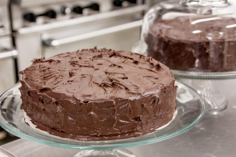 « Le gâteau magique au chocolat qui va bouleverser vos papilles » : découvrez cette recette facile aux trois textures étonnantes qui fait le buzz sur Femme Actuelle