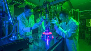 Illustration de chercheurs travaillant sur un accélérateur plasma-laser compact au Lawrence Berkeley National Laboratory.