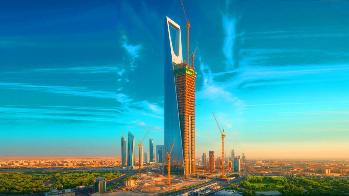 Attention : une tour de 1 000 mètres pulvérise tous les records, mais les critiques s’enflamment déjà ! Illustration de la Jeddah Tower en construction, symbole d'ambition architecturale et de défis environnementaux.