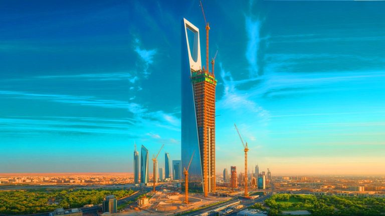 Illustration de la Jeddah Tower en construction, symbole d'ambition architecturale et de défis environnementaux.