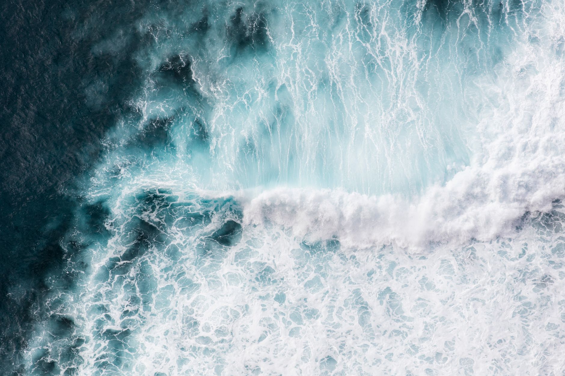 Vue aérienne de puissantes vagues se brisant dans l'océan Atlantique près de Madère, Portugal.